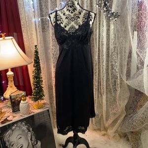 VINTAGE LONG BLACK LACE DETAIL SLIP